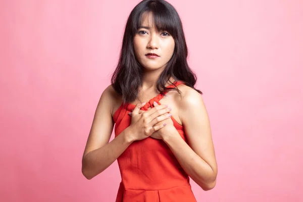 Ung asiatisk kvinna fick bröstsmärtor. — Stockfoto