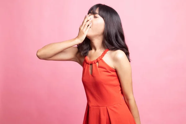 Sleepy young Asian woman yawn. — Stock Photo, Image