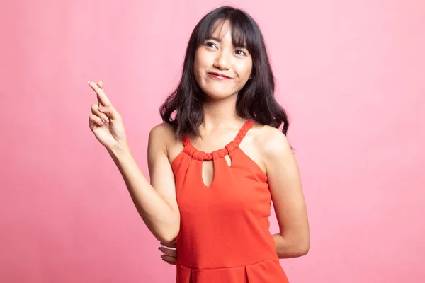 Wanita Asia muda yang cantik menyilangkan jari . — Stok Foto