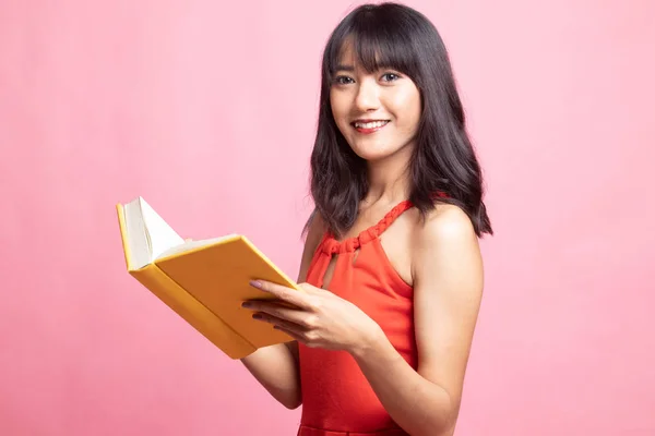 Giovane donna asiatica con un libro. — Foto Stock