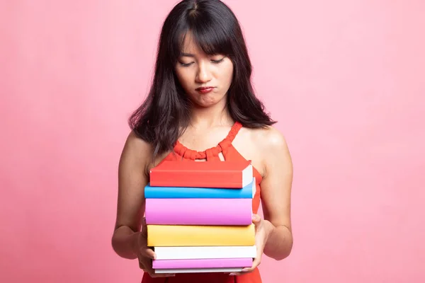 Ongelukkige jonge Aziatische vrouw studeren met kan boeken. — Stockfoto