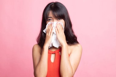 Genç Asyalı kadın hasta ve grip var.