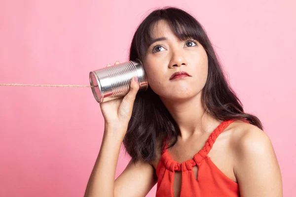 Mladá asijská žena s tin can telefon. — Stock fotografie