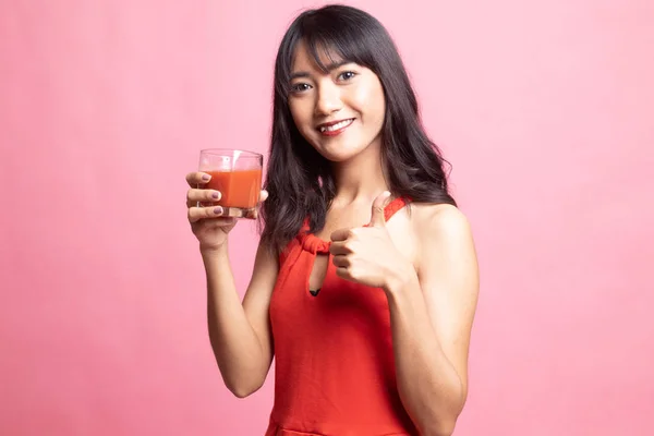 若いアジア女性の親指をトマト ジュースで. — ストック写真