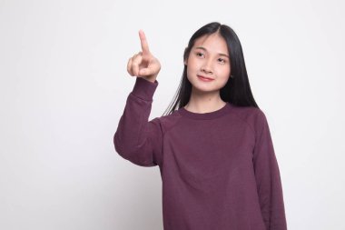 Asyalı kadın parmak ile ekranın dokunmadan.