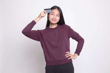 Genç Asyalı kadın düşünün boş bir kart ile.