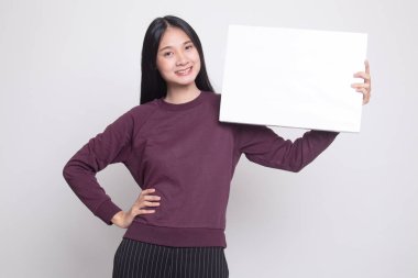 Beyaz boş işareti ile genç Asyalı kadın.