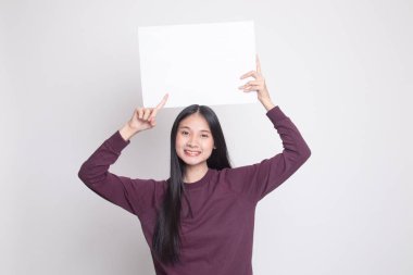 Boş işaret noktasına genç Asyalı kadın.