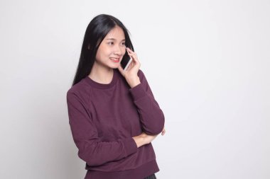 Cep telefonu ile konuşurken genç Asyalı kadın.