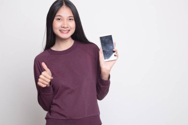 Genç Asyalı kadın ortaya başparmak ile cep telefonu.
