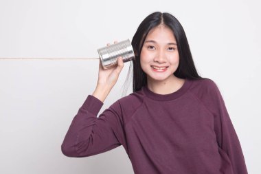 Teneke kutu telefon ile genç Asyalı kadın.