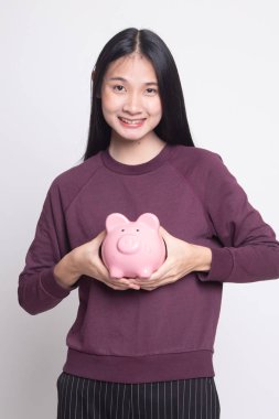 Bir domuz para banka ile genç Asyalı kadın.