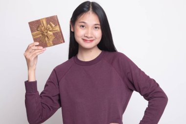 Genç Asyalı kadın ile bir hediye kutusu.