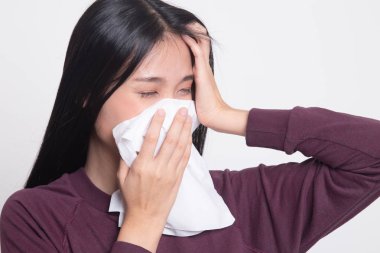 Genç Asyalı kadın hasta ve grip var.