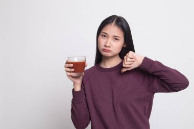 Asyalı kadın başparmak aşağı domates suyu nefret ediyorum..