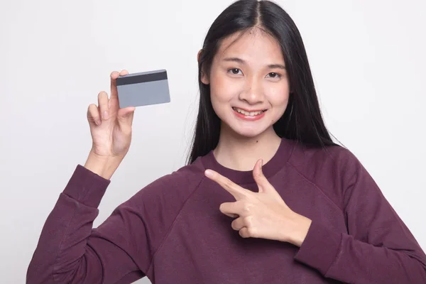 Jovem mulher asiática apontar para um cartão em branco . — Fotografia de Stock