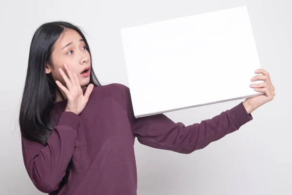 युवा एशियाई महिला सफेद खाली चिह्न के साथ आश्चर्यचकित . — स्टॉक फ़ोटो, इमेज