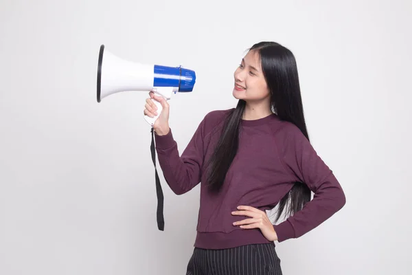 Mooie jonge Aziatische vrouw kondigen met megafoon. — Stockfoto