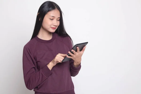 Corps complet de jeune femme asiatique avec une tablette informatique . — Photo
