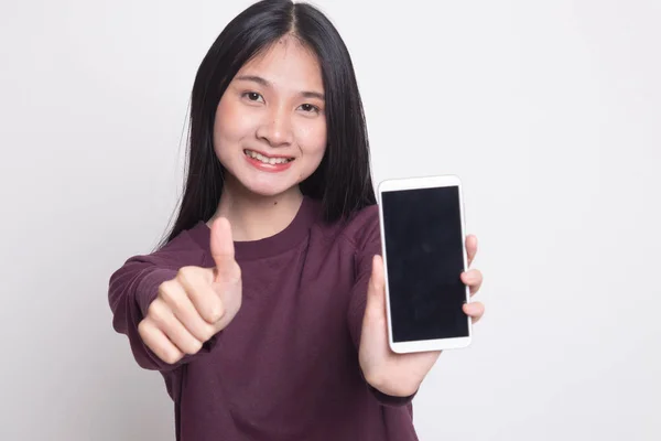 Joven mujer asiática mostrar pulgar hacia arriba con el teléfono móvil . —  Fotos de Stock