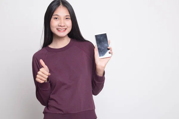 Jeune asiatique femme montrer pouce vers le haut avec téléphone mobile . — Photo