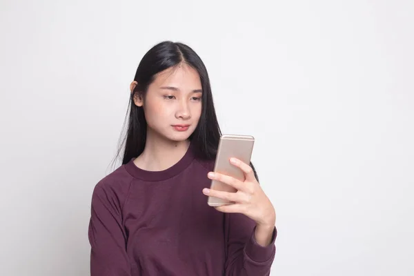 Молода азіатська жінка з мобільним телефоном . — стокове фото