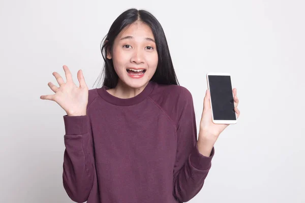Jeune femme asiatique avec téléphone mobile. — Photo