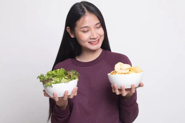 Mujer asiática joven con papas fritas y ensalada . — Foto de Stock