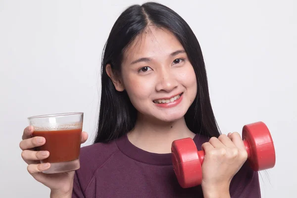 Gesunde Asiatin mit Hantel und Tomatensaft. — Stockfoto