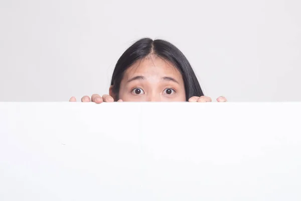 Närbild på ung asiatisk kvinna bakom en tom skylt. — Stockfoto