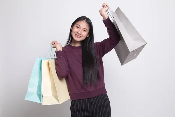 Fiatal ázsiai nő boldog a bevásárló táska. — Stock Fotó