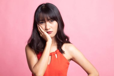 Genç Asyalı kadın diş ağrısı var.