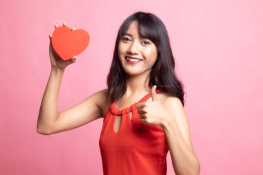 Asyalı kadın başparmak yukarıya ile kırmızı kalp.