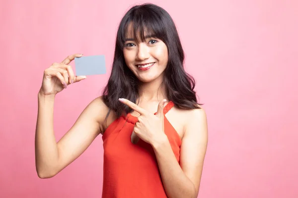 빈 카드를 젊은 아시아 여자 포인트. — 스톡 사진