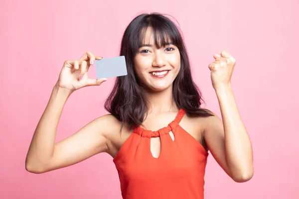 Jovem mulher asiática punho bomba com cartão em branco . — Fotografia de Stock