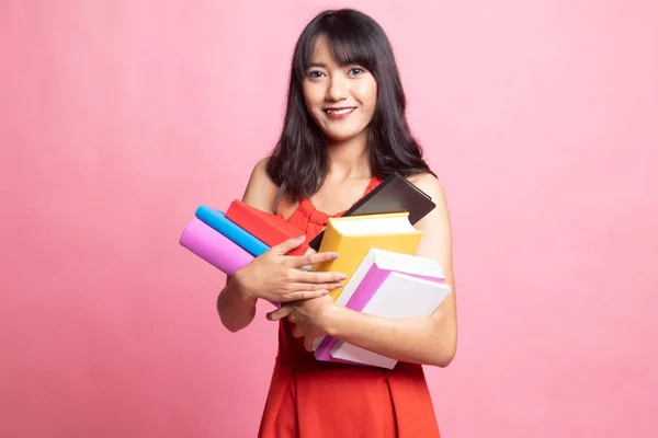 Jonge Aziatische vrouw studeren met kan boeken. — Stockfoto