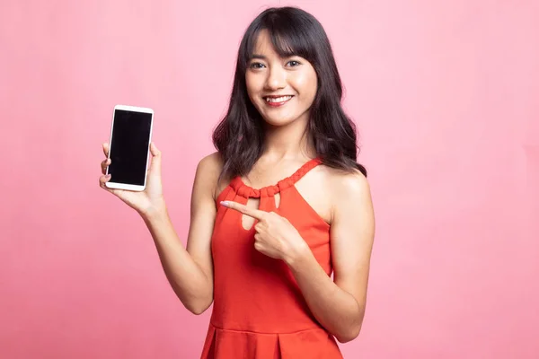 Joven mujer asiática punto a teléfono móvil . —  Fotos de Stock