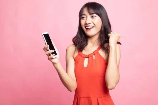Heureuse jeune femme asiatique avec téléphone mobile . — Photo