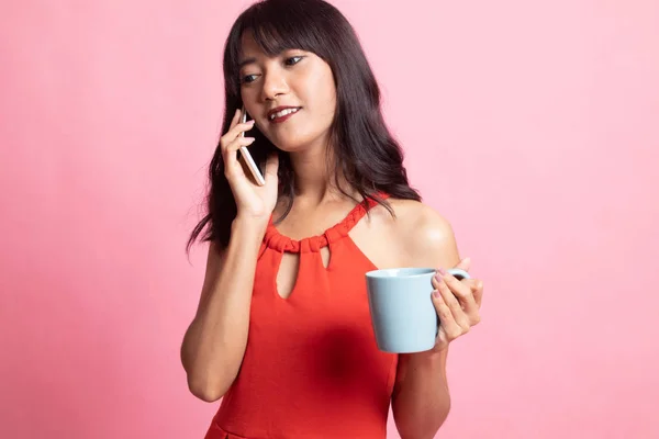 Jovem mulher asiática com telefone celular e xícara de café . — Fotografia de Stock