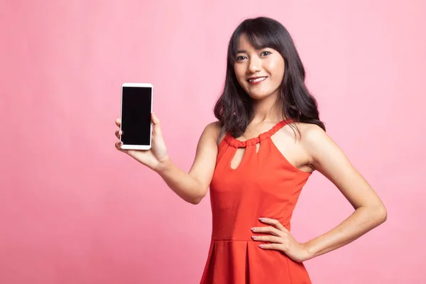 Jeune femme asiatique avec téléphone mobile. — Photo