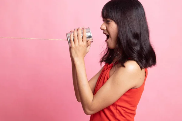Jeune asiatique femme crier avec étain peut téléphone . — Photo