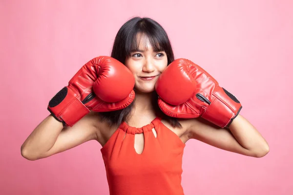 Joven mujer asiática con guantes de boxeo rojos . —  Fotos de Stock