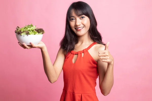 Mulher asiática saudável polegares para cima com salada . — Fotografia de Stock