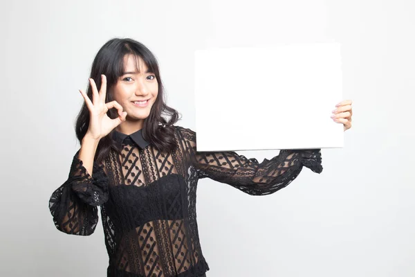 Giovane donna asiatica mostra OK con bianco segno in bianco . — Foto Stock