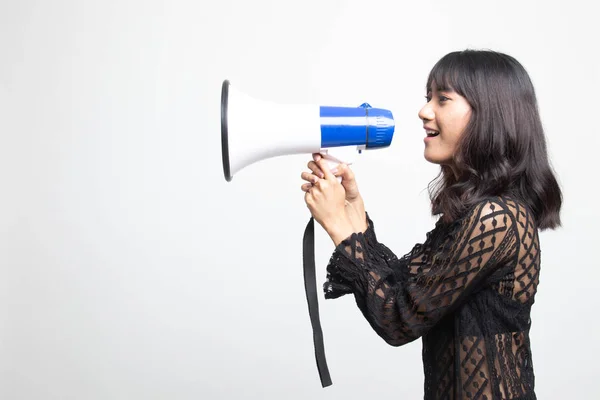 Hermosa joven asiática mujer anunciar con megáfono . — Foto de Stock