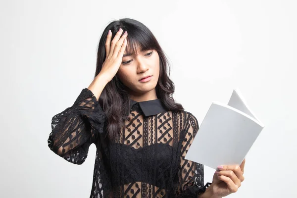 Jeune femme asiatique a mal à la tête lire un livre . — Photo