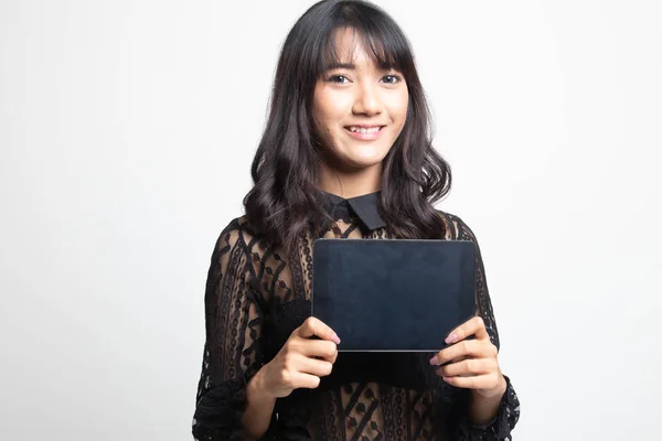 Jovem mulher asiática com um tablet de computador . — Fotografia de Stock