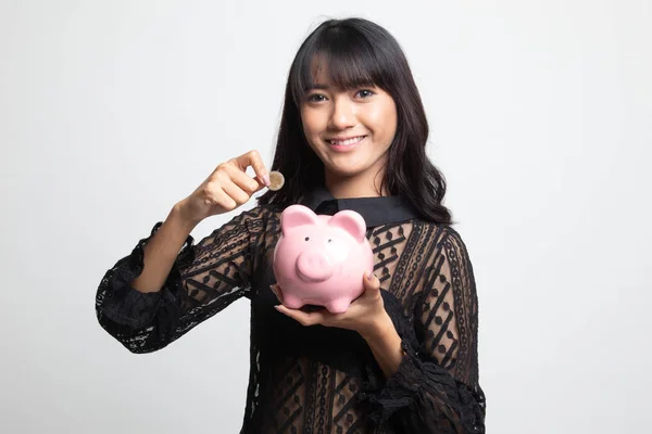 Asiatische Frau mit Münze und Schwein Münzbank. — Stockfoto
