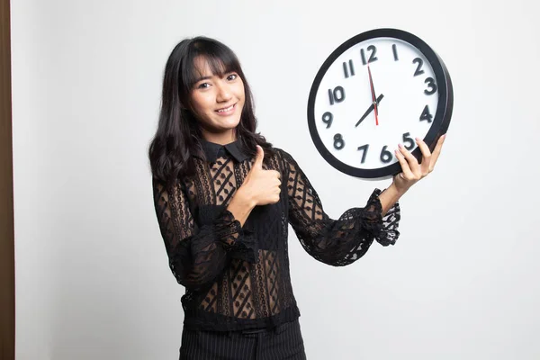 Młoda kobieta azjatyckich kciuk w górę z zegarem. — Zdjęcie stockowe