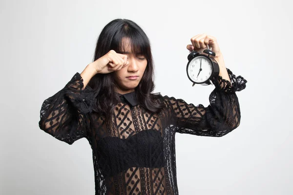 Somnolent jeune femme asiatique avec une horloge le matin . — Photo